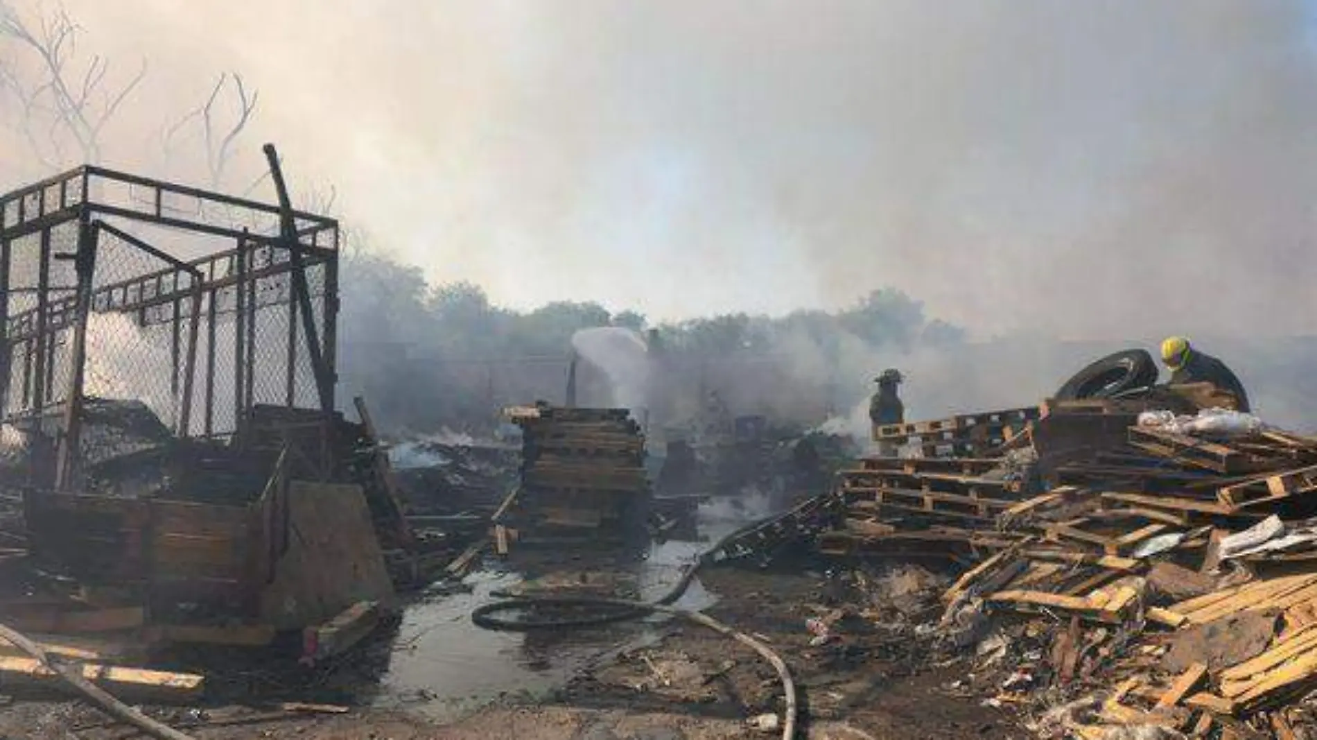 Incendio tarimera en Pozo (2)